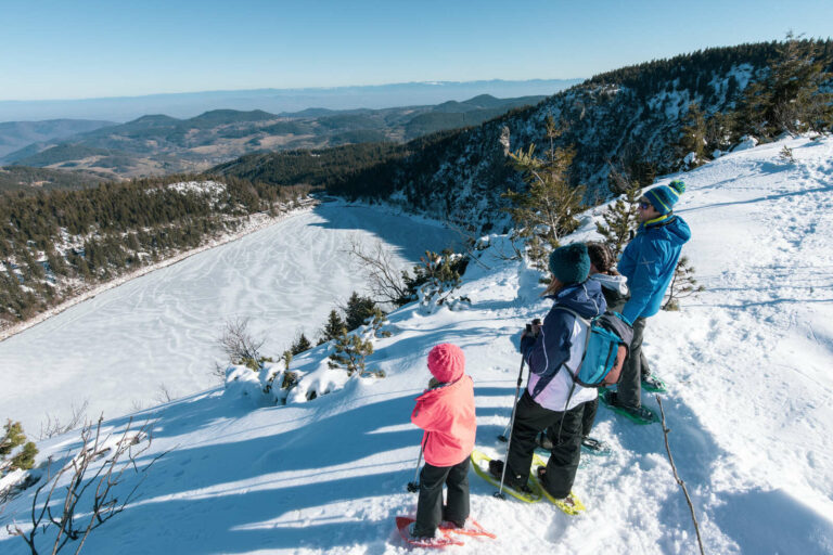 Vue sur le Lac Blanc lors d'une balade à raquettes à la station du Lac Blanc - Massif des Vosges