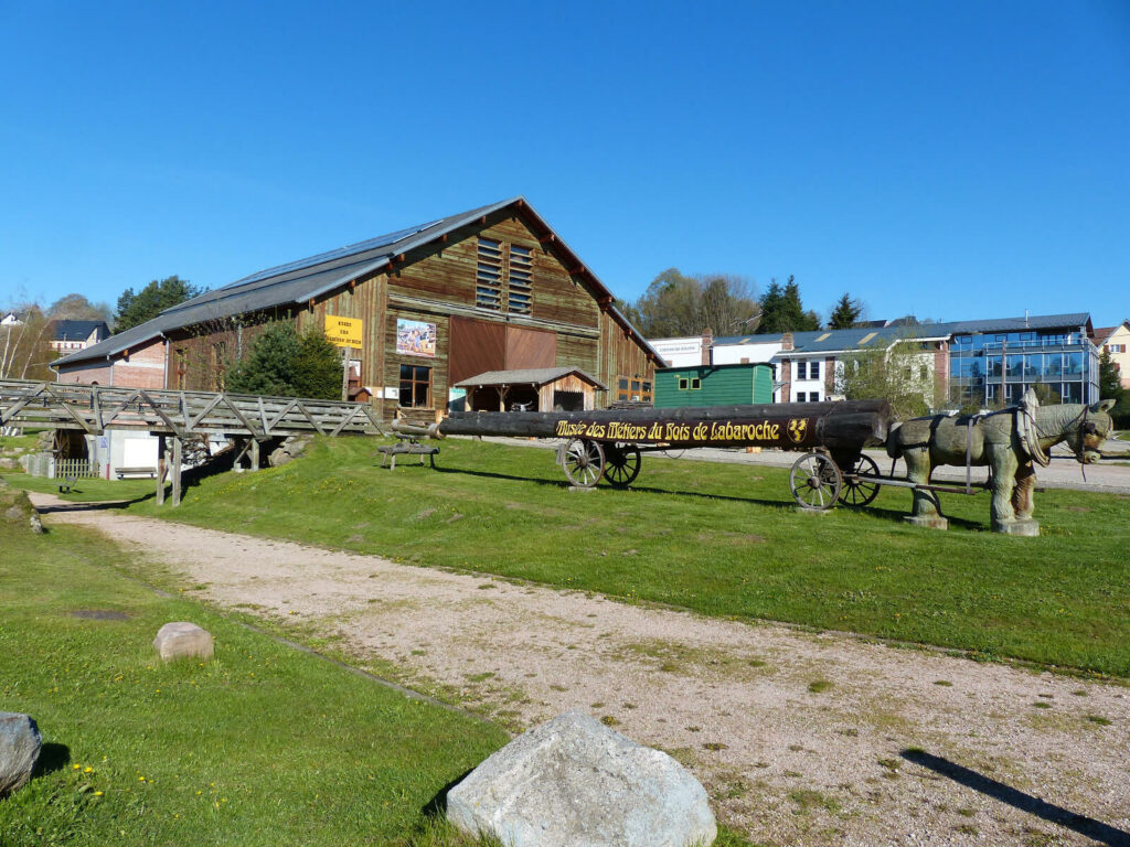 Découverte des anciens métiers autour du bois et démonstration sur des anciennes machines