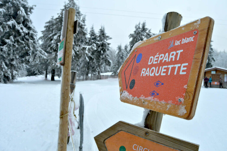 Panneau départ sentier raquettes station du Lac Blanc